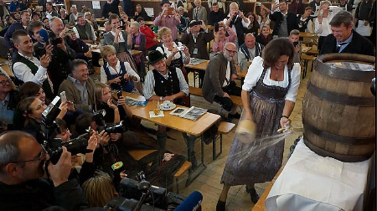  Ilse Aigner benötigte mehr Schläge - für die Fotografen gab es eine Bierdusche... (©Foto:Martin Schmitz)